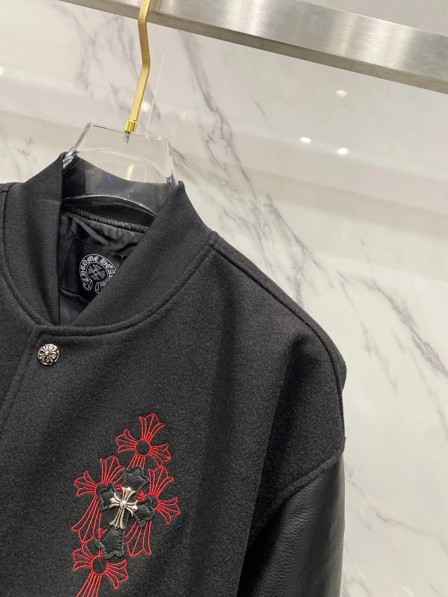 P410 Chromehearts New Crow Heart Horseshoe Cross Baseball Jacket Customized Woolen Fabric Spliced PU Leather Sleeves Heavy Design Exclusive Customized Cross Metal Decoration Full of Dark Style 🔥 Loose Fit Very Handsome for Men and Women Red Label Cross Size: S M L XL (176 145 wear M) S M L 75 77 Sleeve length 65 66 67 68 Shoulder width 54 55 56 57
